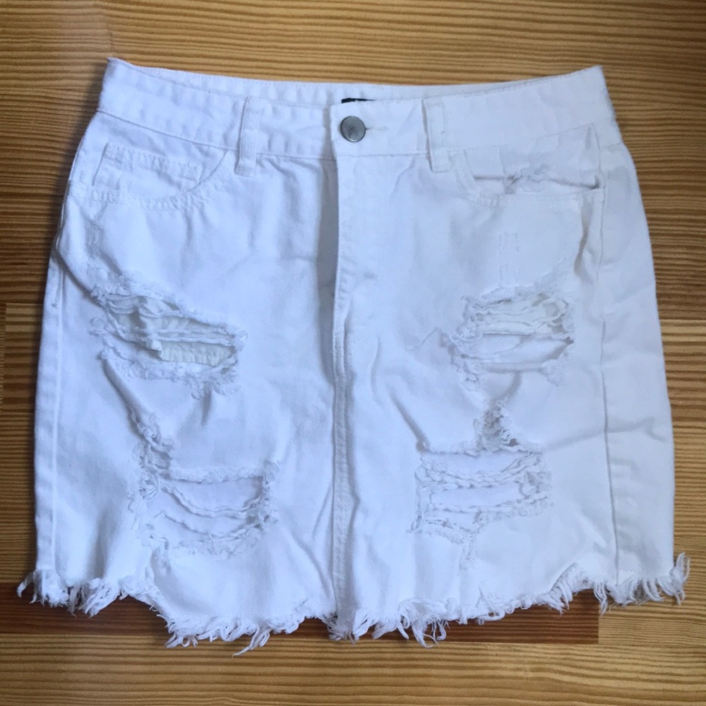 ❌SOLD❌ Forever 21 White Ripped Jean Skirt - Picture 1 of 3
